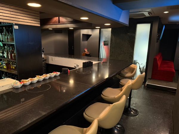 Girl's Bar Lounge いろは（豊中・岡町）のカウンター（奥から）