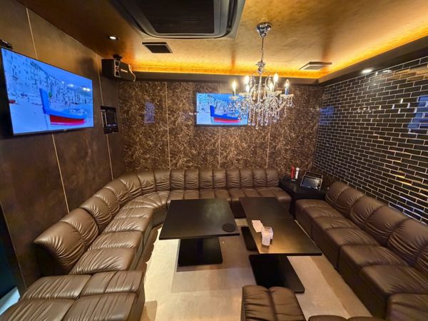 Lounge yula（ラウンジゆら）（東三国・新大阪）のVIPルームのソファ席